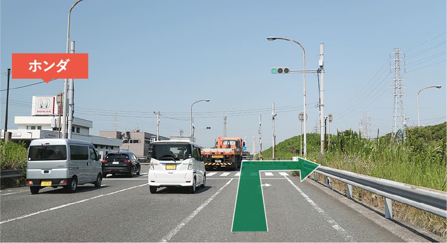 富津岬方面に約5㎞進み、左前方のホンダを目印に信号を右折する。（8つ目の信号）